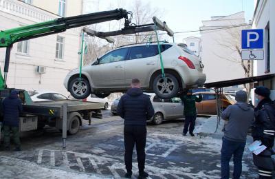 Правомерность эвакуации автомобиля при владельце